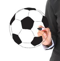 Balón de fútbol y mano con bolígrafo aislado sobre fondo blanco. foto
