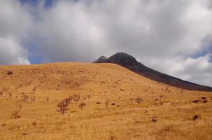 deja las montañas y el cielo azul foto