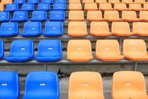 plástico, amarillo y azul, sillas nuevas en el estadio. foto