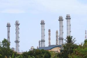 planta de refinería de petróleo y gas con columna de destilación y tanque foto