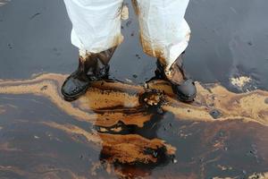 clean up Crude oil stain photo