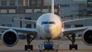 francoforte sul meno, Germania 21 luglio 2017 - ethiopian Airlines Boeing 777 et anq rimorchio in servizio. fraport, francoforte, germania video