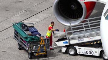 dusseldorf, alemanha, 23 de julho de 2017 - air berlin airbus 320 no carregamento de bagagem a bordo, aeroporto de dusseldorf, alemanha video