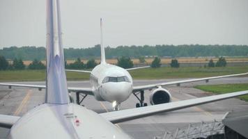 novosibirsk, ryska federationen 24 juli 2021 - passagerare airbus ural airlines taxi till terminalen efter landning på tolmachevo flygplats. turism och resor koncept, flygning. video