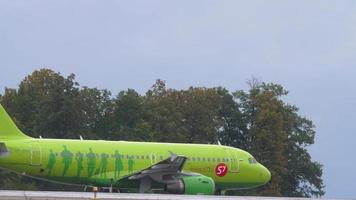 novosibirsk, fédération de russie 14 juin 2019 - s7 compagnies aériennes airbus a319 vp bhg roulage pour se garer sur l'aire de trafic après l'atterrissage. aéroport international de tolmachevo, tôt le matin. video