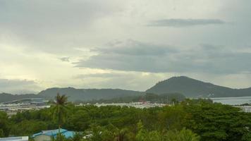 phuket, thailand 14 november 2019 - panoramische timelapse phuket internationale luchthaven en zijn omgeving. video