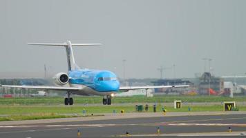 amsterdam, nederland 25 juli 2017 - klm cityhopper fokker 70 ph kzu anthony fokker livery taxiën voor vertrek op baan 36l polderbaan. shiphol airport, amsterdam, holland video