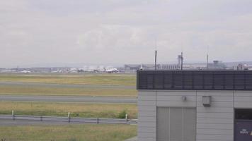 frankfurt am main, alemania 17 de julio de 2017 - lufthansa boeing 747 despegue con la pista 07c. fraport, frankfurt, alemania video