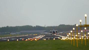 straalvliegtuig remmen na landing op baan 36l, luchthaven van amsterdam, nederland