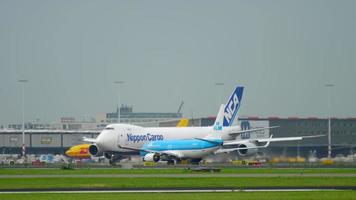 amsterdam, Paesi Bassi 27 luglio 2017 - nippon cargo boeing 747 ja14kz e klm boeing 737 ph bgb prima della partenza alla pista 24 kaagbaan. aeroporto di Shiphol, Amsterdam, Olanda video