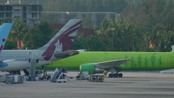 phuket, thaïlande 29 novembre 2016 - s7 boeing 767 vp bvh roulant après l'atterrissage à l'aéroport de phuket. vue depuis le dernier étage de l'hôtel centara grand west sands resort phuket video