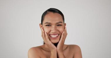 Porträt eines glücklichen asiatischen Frauengesichts, das in die Kamera schaut. schönes weibliches Modell mit perfekt sauberer, frischer Haut. konzept für hautpflegebehandlung oder kosmetikwerbung. video