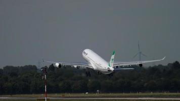 Düsseldorf, Tyskland 22 juli 2017 - mahan Air Airbus 340 ep mmt startar. Düsseldorf flygplats, Tyskland video