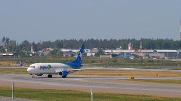 mosca, federazione russa 31 luglio 2021 - aereo passeggeri Boeing 737 di pegas volare in rullaggio all'aeroporto sheremetyevo -svo-. pegas fly compagnia aerea russa video