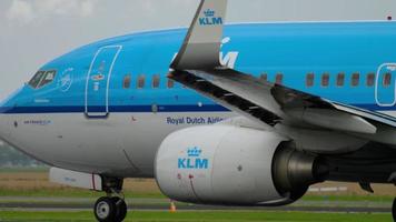 amsterdam, Paesi Bassi 25 luglio 2017 - klm boeing 787 dreamliner ph bgm in rullaggio prima della partenza sulla pista 36l polderbaan. aeroporto di Shiphol, Amsterdam, Olanda video
