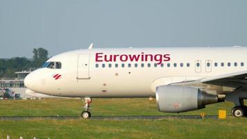 dusseldorf, Germania 21 luglio 2017 - eurowings airbus 320 d aewq in rullaggio all'inizio al tramonto. aeroporto di dusseldorf video