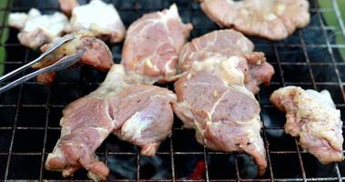 fiesta carne de cerdo cruda marinada en vinagre con especias cocinadas en brochetas en una parrilla de barbacoa de leña al aire libre para un picnic de verano en la cocina exterior del restaurante para la cena video