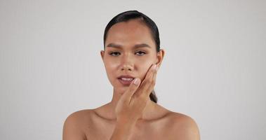 close-up do rosto de mulher asiática atraente, olhando para a câmera. bela modelo feminino com pele fresca limpa perfeita. tratamento de cuidados com a pele ou conceito de anúncios cosméticos.