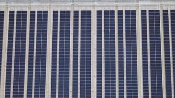 imagem de drone aéreo de painéis solares instalados no telhado de um grande edifício industrial ou armazém. edifícios industriais.a energia renovável fontes sustentáveis energia verde fotovoltaica. video