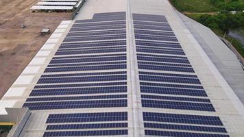 luchtfoto drone afbeelding van zonnepanelen geïnstalleerd op een dak van een groot industrieel gebouw of een magazijn. industriële gebouwen.de hernieuwbare energie duurzame bronnen groene stroom fotovoltaïsche.