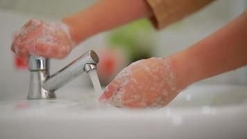 se laver les mains avec de l'eau chaude savonneuse et se frotter les ongles et les doigts en se lavant fréquemment ou en utilisant un gel désinfectant pour les mains prévenir l'infection, l'éclosion de covid-19. video