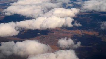 luchtfoto cloudscape uitzicht vanaf dalend vliegtuig, aankomst op de luchthaven van novosibirsk, russische federatie video
