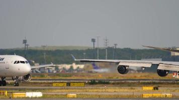 frankfurt am main, tyskland 18 juli 2017 - aegean airlines airbus 321 sx dga taxiing till landningsbanan för avgång bakom united airlines boeing 747. fraport, frankfurt, tyskland video