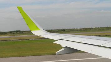 Comience a acelerar antes de despegar, vista desde el avión que sale video