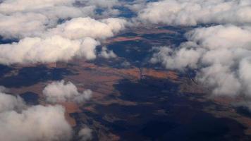 Vue aérienne de cloudscape depuis un avion descendant, arrivée à l'aéroport de Novosibirsk, Fédération de Russie video