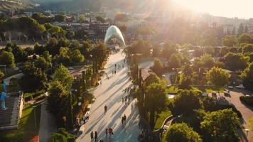 vue rapprochée du drone sur les magnifiques terrains de jeux du parc de rike à tbilissi. voyage en géorgie et concept de parcs extraordinaires video