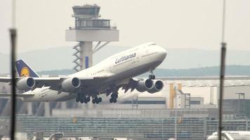 frankfurt am main, alemanha 17 de julho de 2017 - lufthansa boeing 747 d abyg decola na pista 07c. fraport, frankfurt, alemanha video