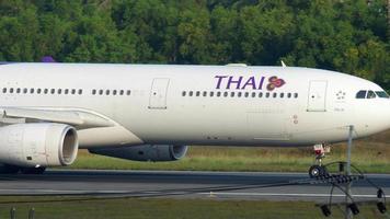 phuket, tailândia, 30 de novembro de 2018 - thai airways hs tet airbus a330 começa a acelerar antes da partida do aeroporto de phuket video