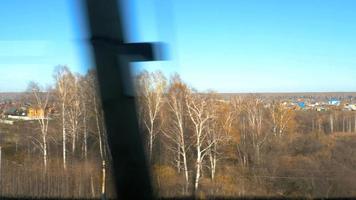 vista attraverso la finestra dei treni suburbani intorno a Novosibirsk video