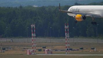 frankfurt am main, alemania 19 de julio de 2017 - condor thomas cook boeing 757 acercándose a la pista 25r. fraport, frankfurt, alemania video