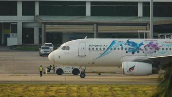 phuket, thailand 26 november 2016 - bangkok airways airbus 320 hs ppe heter mahamongkol före avgång. video