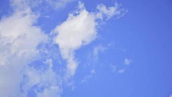 cielo azul nubes blancas. nubes blancas esponjosas hinchadas. Lapso de tiempo de escape de nubes cúmulos. lapso de tiempo de cielo azul de verano. azul simple majestuoso increíble cielo azul. se forman suaves nubes blancas video