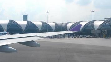 bangkok, tailandia, 30 de noviembre de 2017 - aviones en el aeropuerto de suvarnabhumi, vista desde aviones de rodaje video