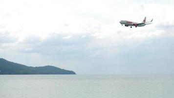 phuket, tailândia, 26 de novembro de 2019 - thai lion airlines boeing 737 hs lty se aproximando antes de pousar no aeroporto de phuket. praia de mai khao, phuket video