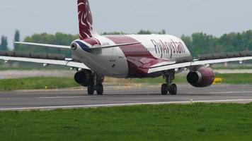 almaty, cazaquistão, 4 de maio de 2019 - flyarystan airbus a320 p4 kbb, frenagem após o pouso, aeroporto internacional de almaty, cazaquistão video