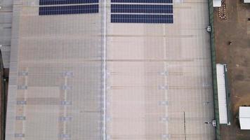 imagen aérea de drones de paneles solares instalados en el techo de un gran edificio industrial o almacén. edificios industriales.la energía renovable fuentes sostenibles energía verde fotovoltaica. video