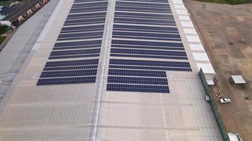 image aérienne par drone de panneaux solaires installés sur un toit d'un grand bâtiment industriel ou d'un entrepôt. bâtiments industriels.l'énergie renouvelable sources durables énergie verte photovoltaïque. video