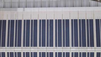 imagem de drone aéreo de painéis solares instalados no telhado de um grande edifício industrial ou armazém. edifícios industriais.a energia renovável fontes sustentáveis energia verde fotovoltaica. video