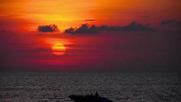 vacker solnedgång över havet i phuket, söder om thailand video