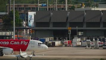 phuket, thaïlande 28 novembre 2016 - airasia airbus a320 hs bbi roulant après l'atterrissage, aéroport international de phuket. video