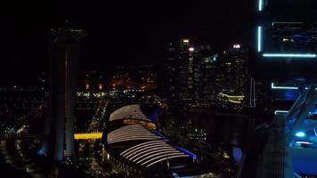 singapur - 23. november 2018 - nächtlicher blick auf das stadtbild vom singapur-flyer video