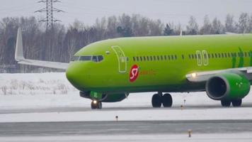 novosibirsk, federação russa 22 de janeiro de 2017 - boeing 737 s7 airlines vp bul taxiando antes da partida. spotting não oficial no aeroporto de tolmachevo ovb video