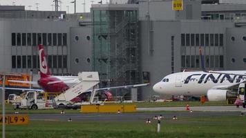 dusseldorf, tyskland 22 juli 2017 - finnair airbus a320 oh lxk taxining för att starta innan avgång. Düsseldorfs flygplats video