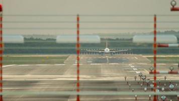 avião acelerar antes da partida no início da manhã. aeroporto de Düsseldorf video