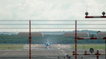 el avión bimotor acelera antes de la salida. aeropuerto de dusseldorf, alemania video