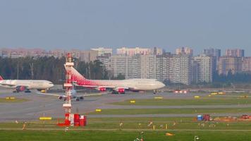 moscou, federação russa 12 de setembro de 2020 - rossiya airlines boeing 747 ei xli, boeing 737 e nordwind airlines boeing 777 alinhados antes de decolar. repelente de pássaros girando perto da pista video